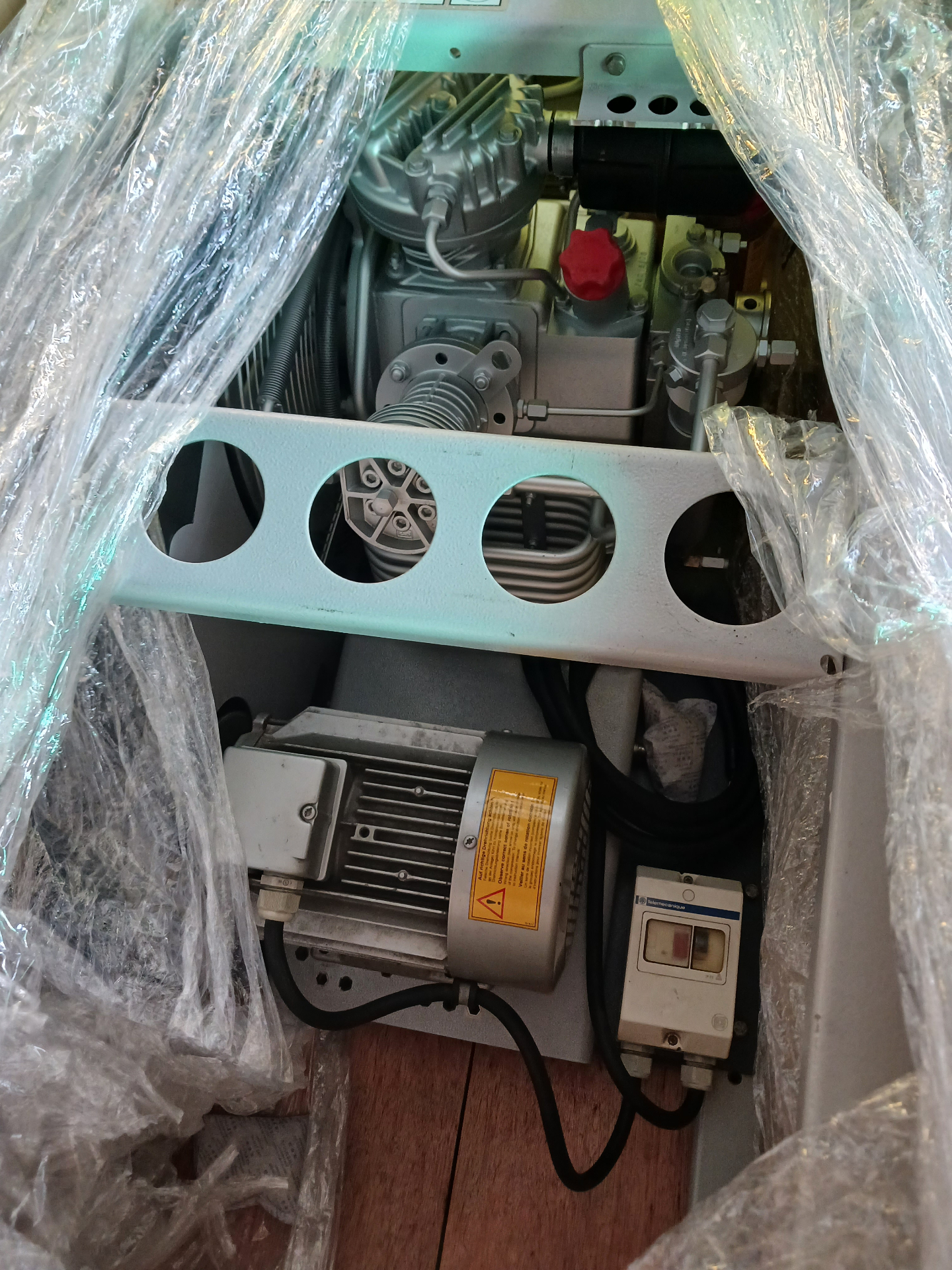 Brand-new Bauer compressor installed onboard a client vessel