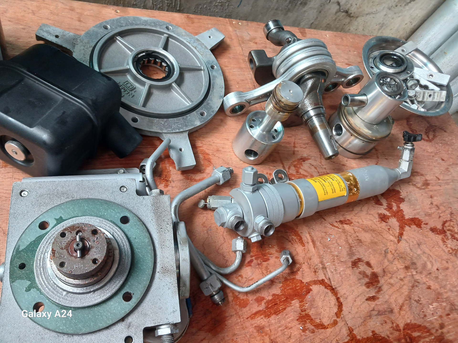 Compressor crankshaft, pistons and filter housing during overhaul