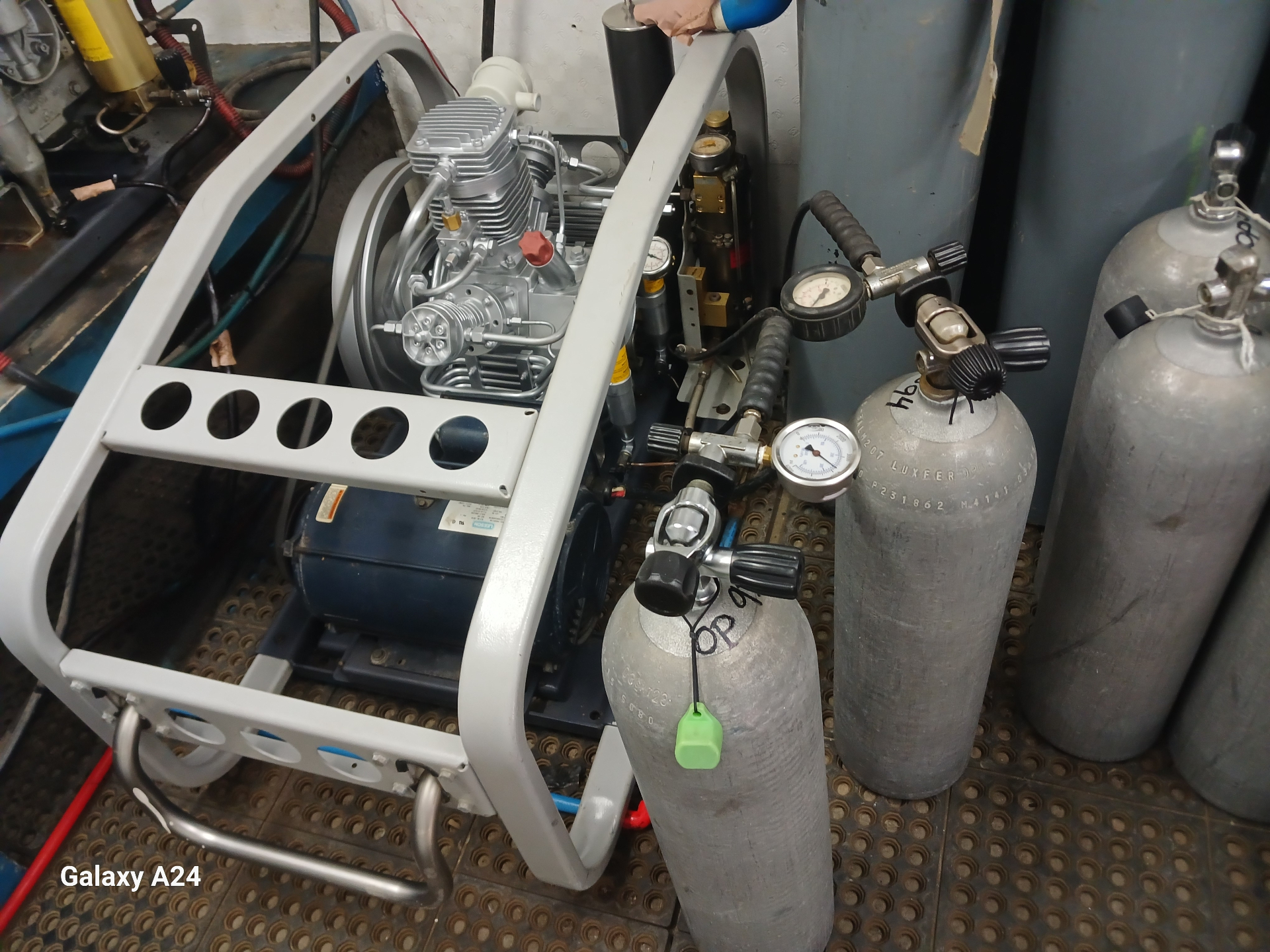 Compressor connected for cylinder filling