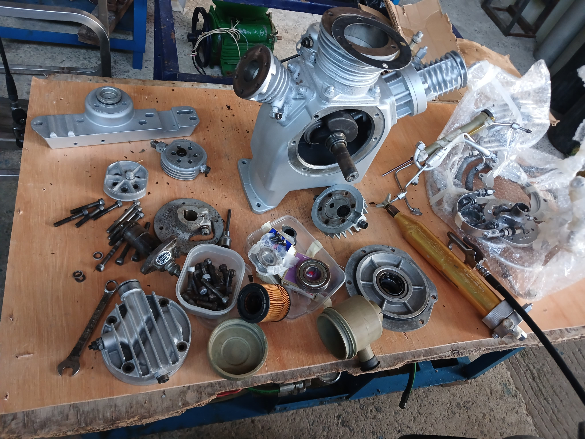 Full compressor teardown — block, heads, bearings and bolts