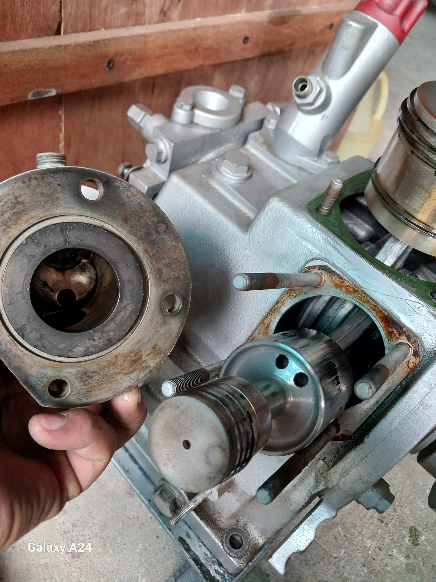Piston and cylinder teardown during rebuild